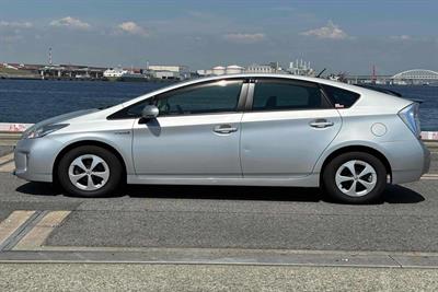 2015 Toyota Prius - Thumbnail