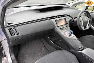 2014 Toyota Prius - Thumbnail