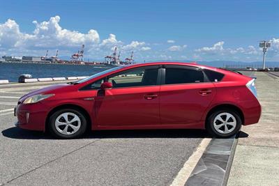 2013 Toyota Prius - Thumbnail