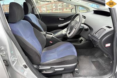 2014 Toyota Prius - Thumbnail