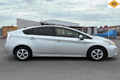 2014 Toyota Prius - Thumbnail