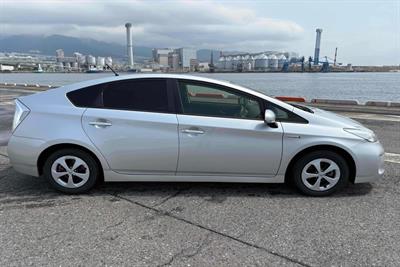 2015 Toyota Prius - Thumbnail