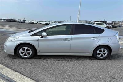 2015 Toyota Prius - Thumbnail