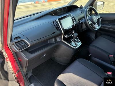 2018 Nissan Serena - Thumbnail