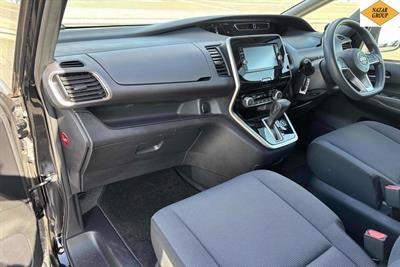 2017 Nissan Serena - Thumbnail