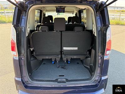 2017 Nissan Serena - Thumbnail