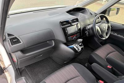 2015 Nissan Serena - Thumbnail
