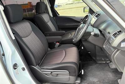 2015 Nissan Serena - Thumbnail