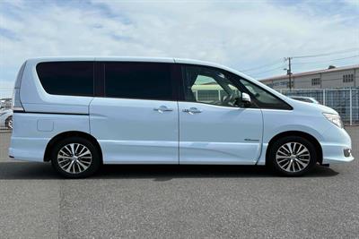 2015 Nissan Serena - Thumbnail