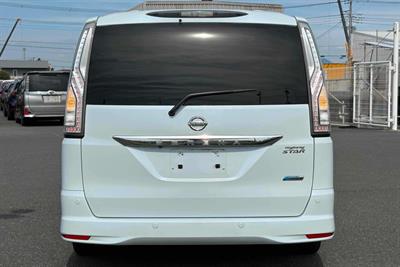 2015 Nissan Serena - Thumbnail