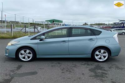 2012 Toyota Prius - Thumbnail