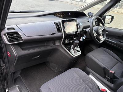 2017 Nissan Serena - Thumbnail