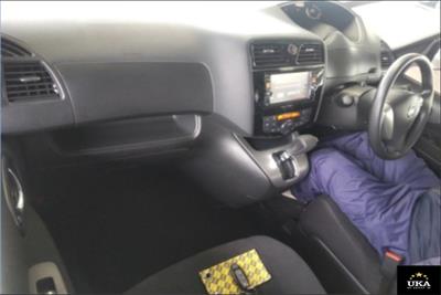 2015 Nissan Serena - Thumbnail