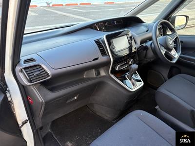 2017 Nissan Serena - Thumbnail