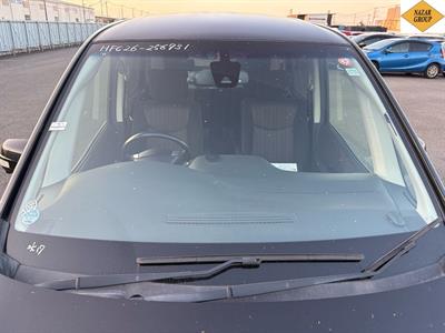 2015 Nissan Serena - Thumbnail