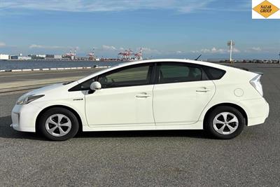 2014 Toyota Prius - Thumbnail