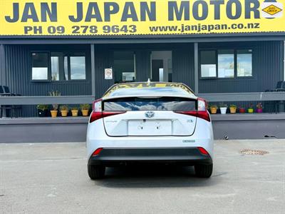 2019 Toyota Prius - Thumbnail