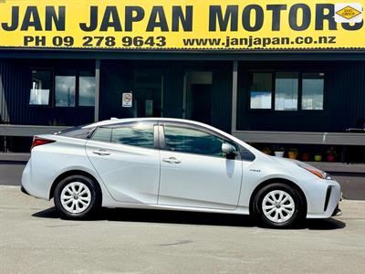 2019 Toyota Prius - Thumbnail