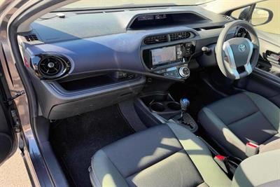 2015 Toyota Aqua - Thumbnail