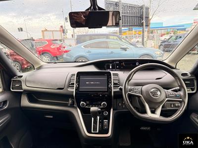 2017 Nissan Serena - Thumbnail