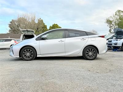 2016 Toyota Prius - Thumbnail