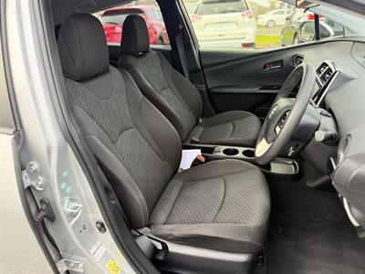 2016 Toyota Prius - Thumbnail