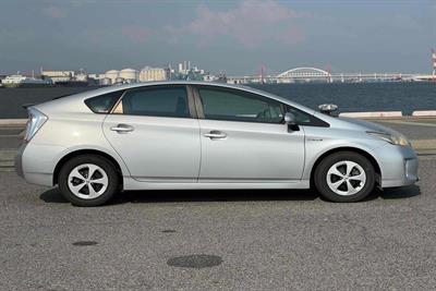 2014 Toyota Prius - Thumbnail