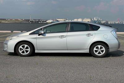 2014 Toyota Prius - Thumbnail