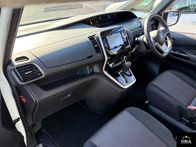 2017 Nissan Serena - Thumbnail