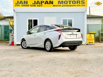 2018 Toyota Prius - Thumbnail