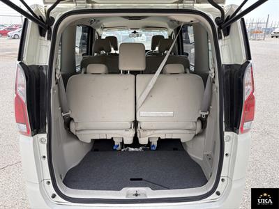 2017 Nissan Serena - Thumbnail