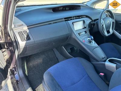 2015 Toyota Prius - Thumbnail