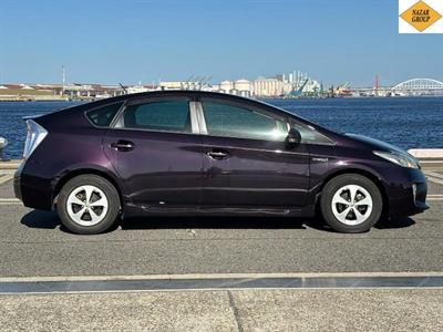 2015 Toyota Prius - Thumbnail