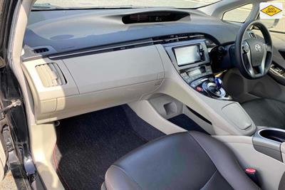 2015 Toyota Prius - Thumbnail
