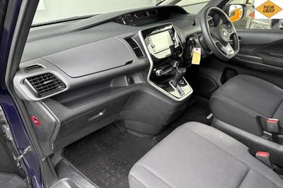 2017 Nissan Serena - Thumbnail