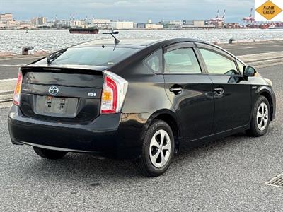 2015 Toyota Prius - Thumbnail