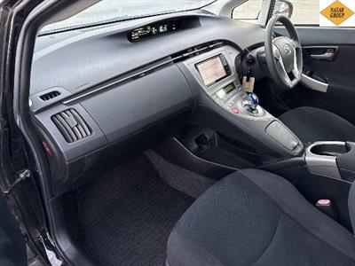 2015 Toyota Prius - Thumbnail