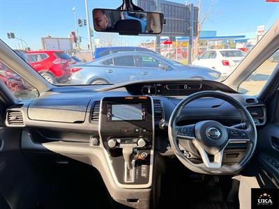 2017 Nissan Serena - Thumbnail