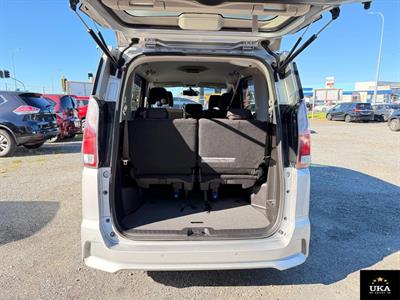 2017 Nissan Serena - Thumbnail