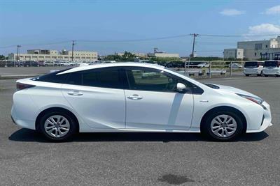 2018 Toyota Prius - Thumbnail