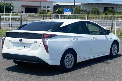 2018 Toyota Prius - Thumbnail
