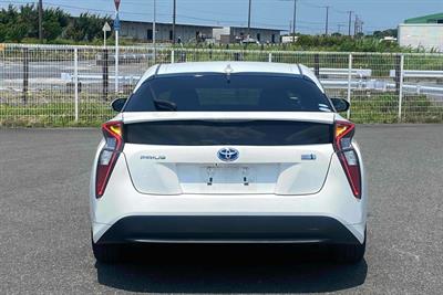 2018 Toyota Prius - Thumbnail