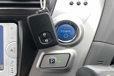 2014 Toyota Prius - Thumbnail