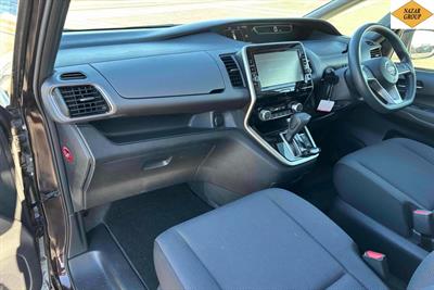 2016 Nissan Serena - Thumbnail