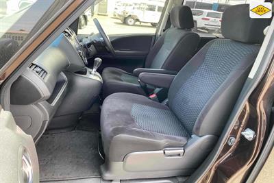 2015 Nissan Serena - Thumbnail