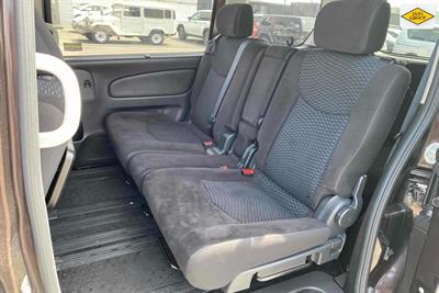 2015 Nissan Serena - Thumbnail