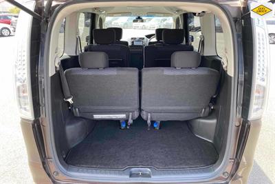 2015 Nissan Serena - Thumbnail