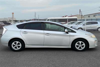 2014 Toyota Prius - Thumbnail