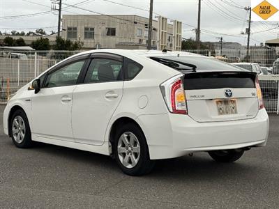 2014 Toyota Prius - Thumbnail