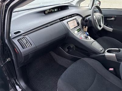 2015 Toyota Prius - Thumbnail